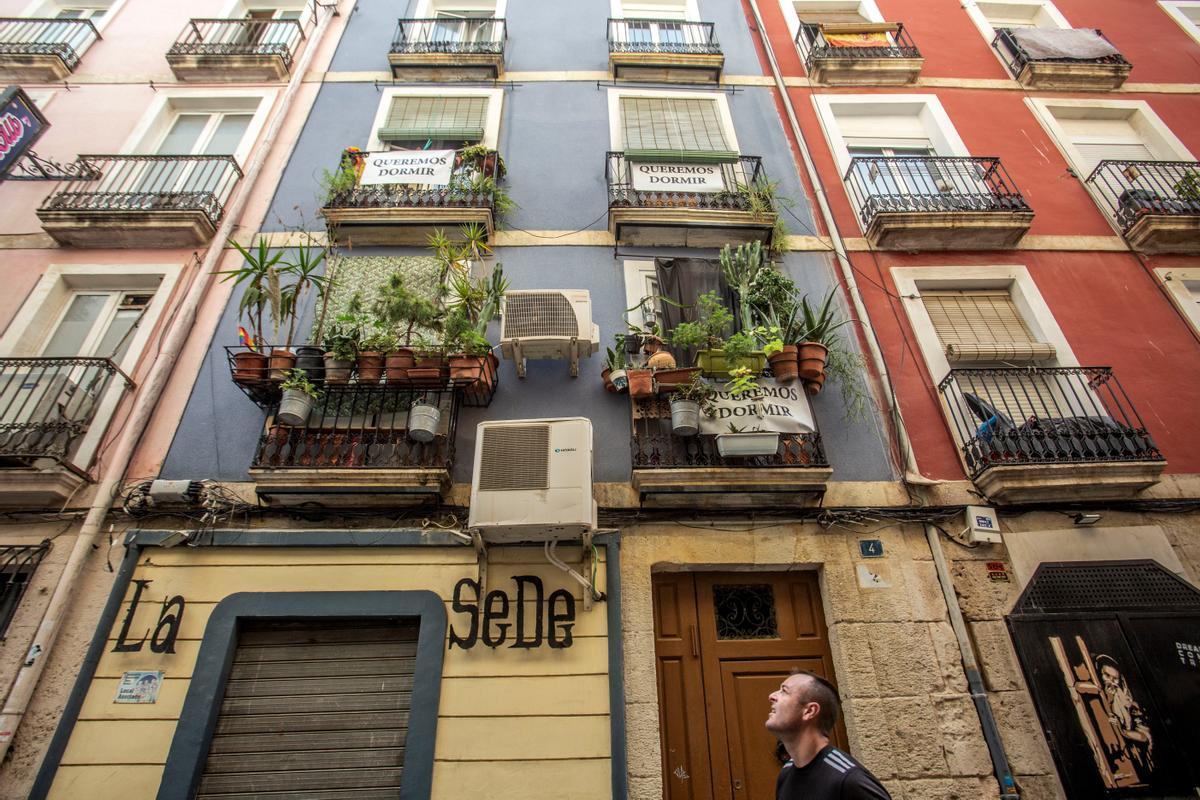 Varios balcones del Casco Antiguo, con carteles de protesta por el ruido.