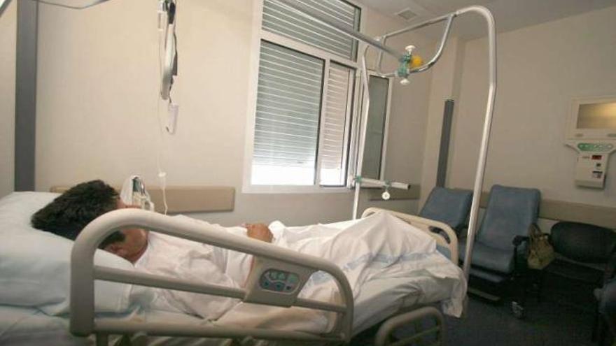 Un paciente en una habitación de un hospital. / efe