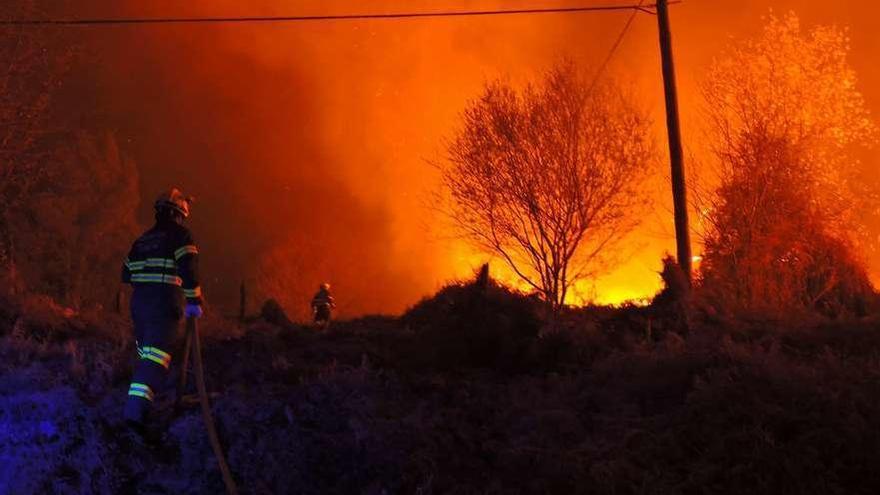 Uno de los incendios nocturnos registrado en Ourense, en Xurenzás (Boborás). // FdV