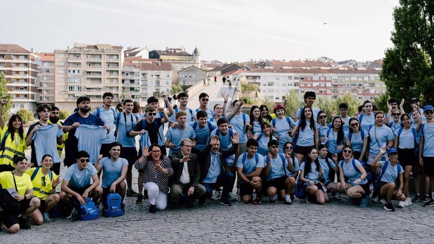 Participantes del programa «Conecta con Galicia no Camiño» realizan un tramo de la vía da Prata en Ourense