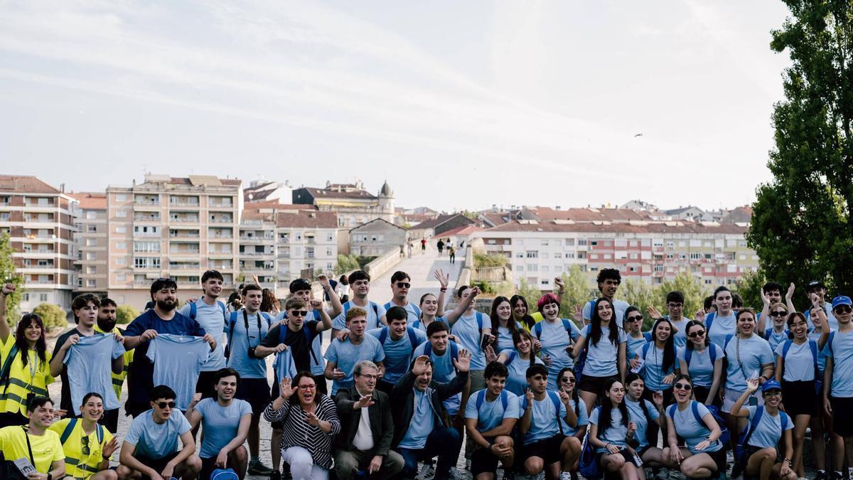 Participantes del programa «Conecta con Galicia no Camiño» realizan un tramo de la vía da Prata en Ourense