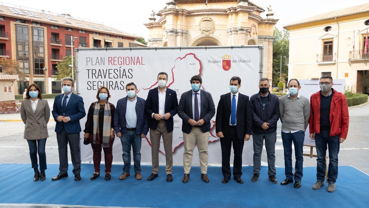 El presidente junto al alcalde caraqueño, concejales y pedáneos