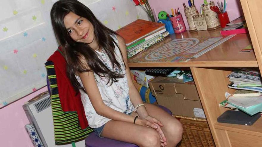 La joven Sara Gato posa en su habitación.