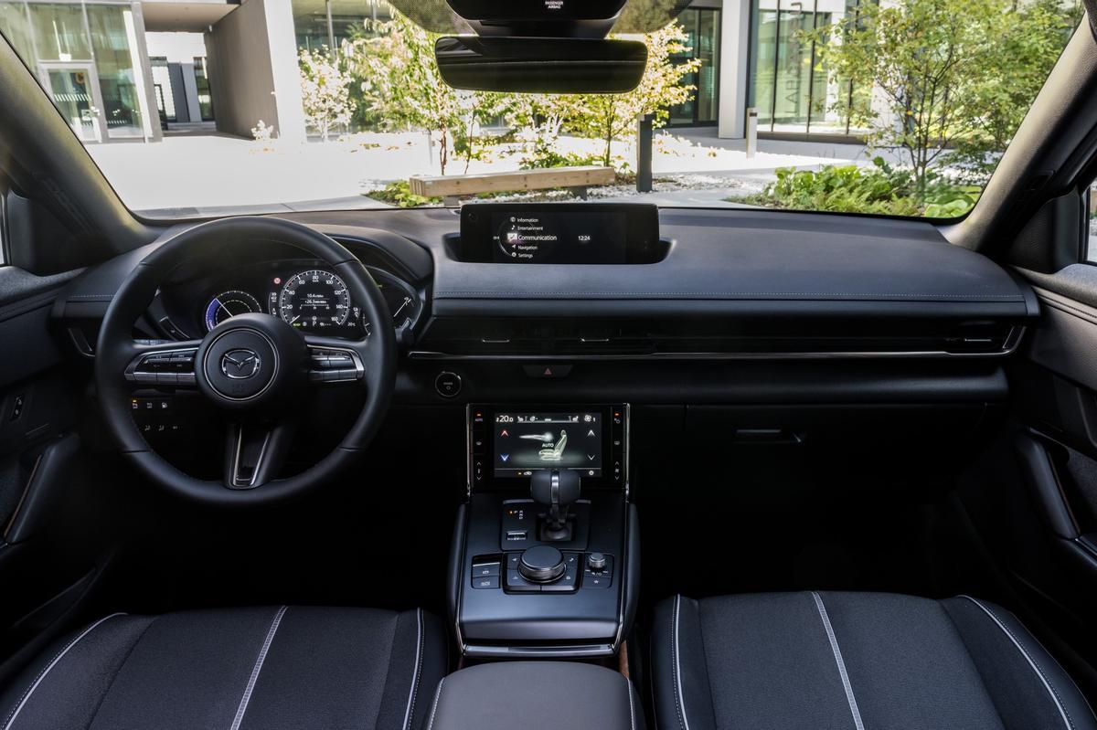 El interior destaca por su presentación vistosa, acabados cuidados y ambiente premium.