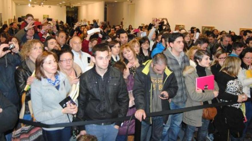 El público que asistió a la inauguración de la muestra en la sala de exposiciones de Pola de Siero.