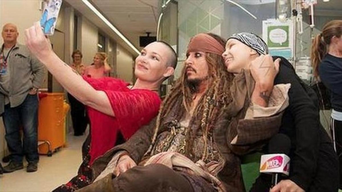 Depp, de pirata del Caribe en un hospital de niños_MEDIA_1