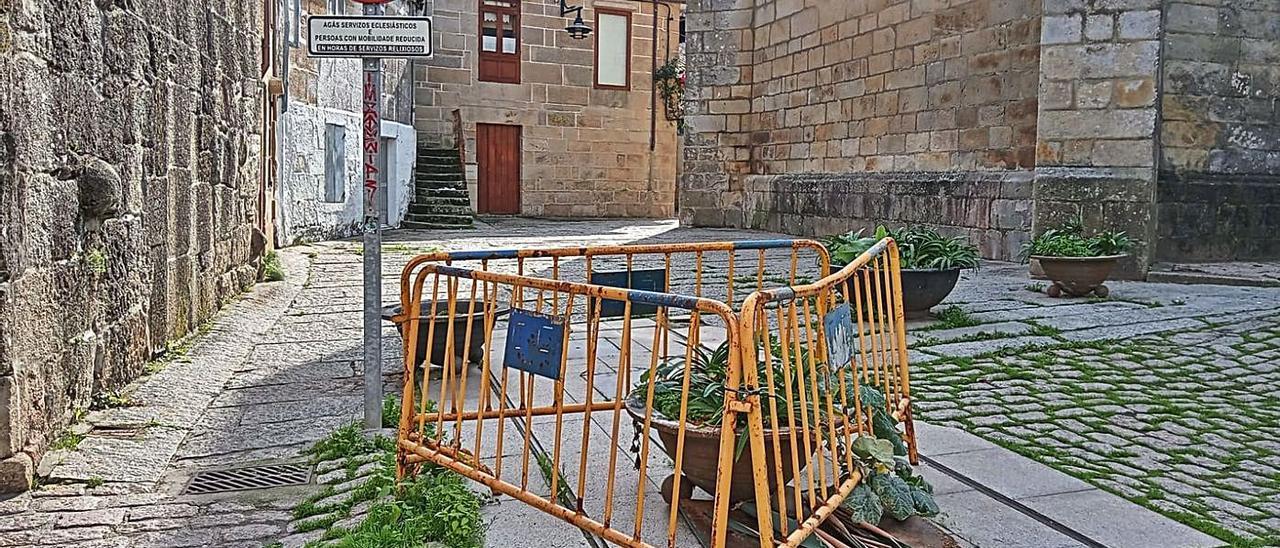 La parte trasera de la excolegiata de Cangas es de pecado.