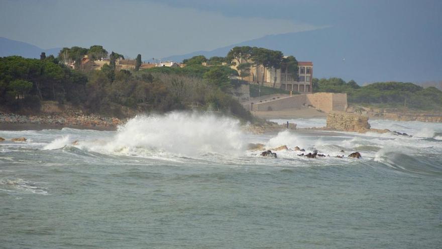 Les onades arribant a Empúries.