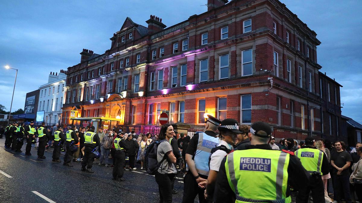 Policías ante la mezquita Abdullah Quilliam en Liverpool, este viernes.