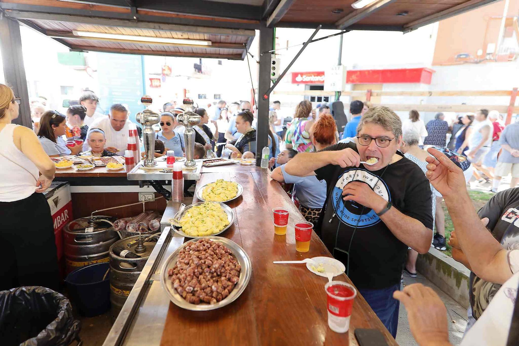 El Grau da inicio a las fiestas de Sant Pere con pólvora, bous y música