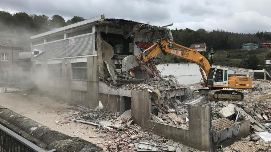 El derribo de la nave industrial de Villavella permitirá crear el parking en el acceso a Redondela