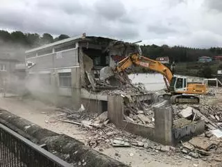 El derribo de la nave industrial de Villavella permitirá crear el parking en el acceso a Redondela