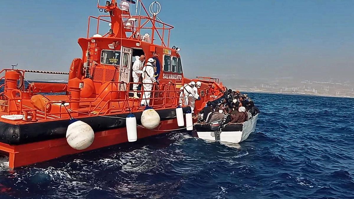 Captura de un vídeo poco antes de que el pasado viernes volcara una patera frente a las costas de Arico y murieran tres personas migrantes.