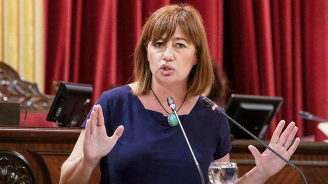 Armengol, en los últimos minutos de su discurso antes de ser investida presidenta.