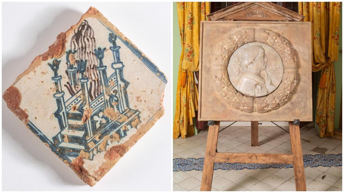 El azulejo de Manises originario del Palacio Real de València, donde se aprecia el 'siti perillos' en llamas, emblema de Alfons el Magnànim. Al lado, la réplica del medallón con el perfil del rey.