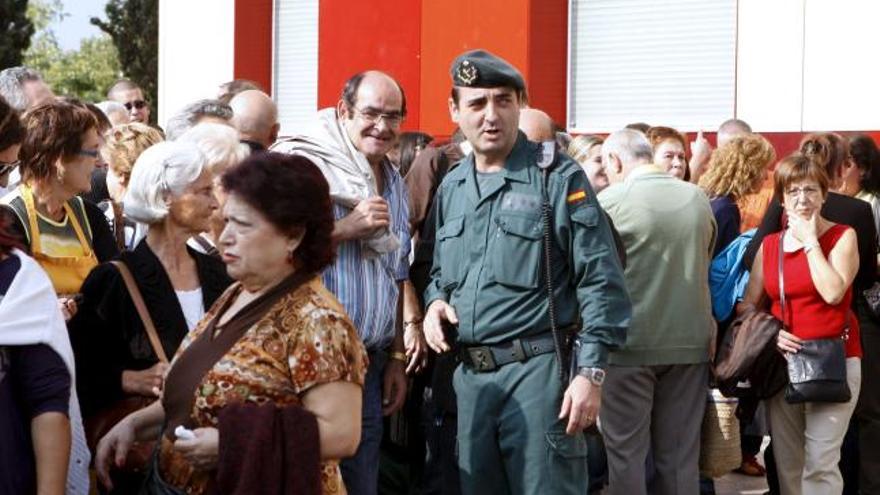 Vecinos de Santa Coloma expectantes ante el ayuntamiento