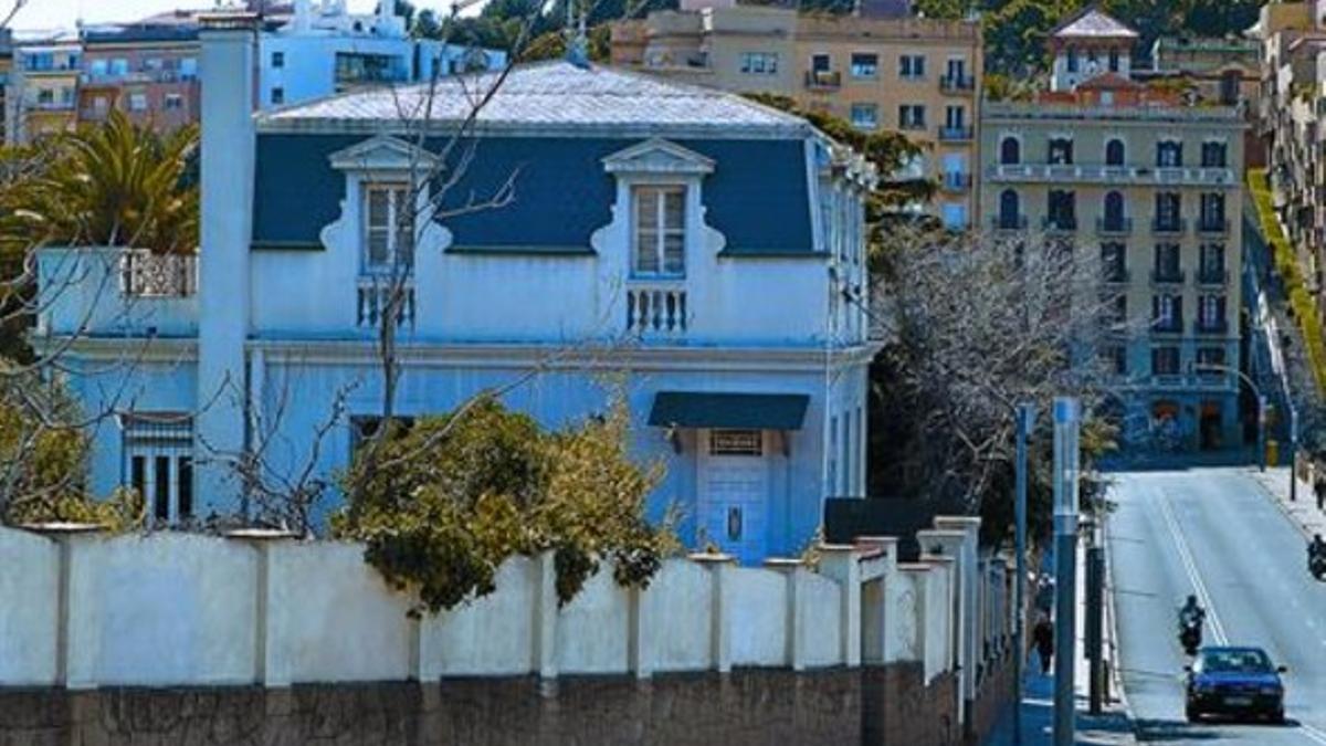 La torre con jardín que los vecinos de Vallcarca conocen como El Consolat, totalmente cerrada, la mañana del pasado lunes.