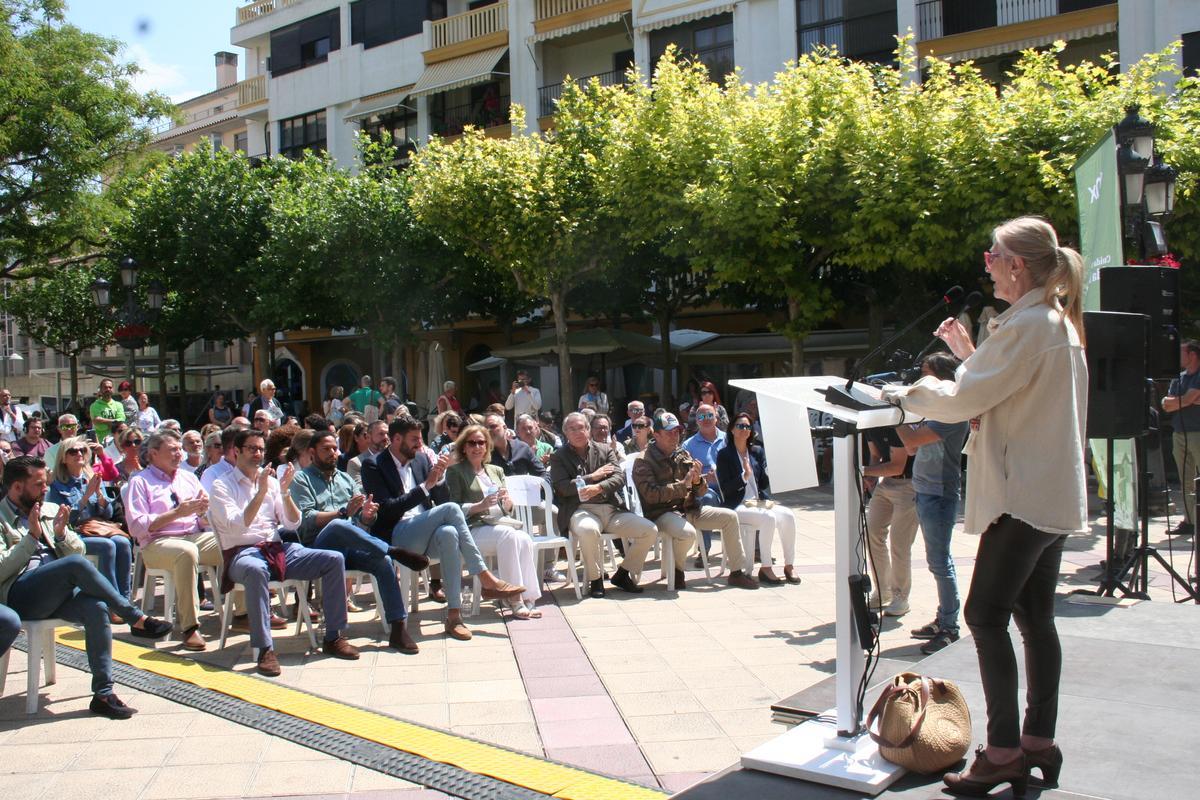 La candidata de Vox a la Alcaldía de Lorca, Carmen Menduiña, durante el mitin en la Plaza de Calderón de Lorca, este sábado.