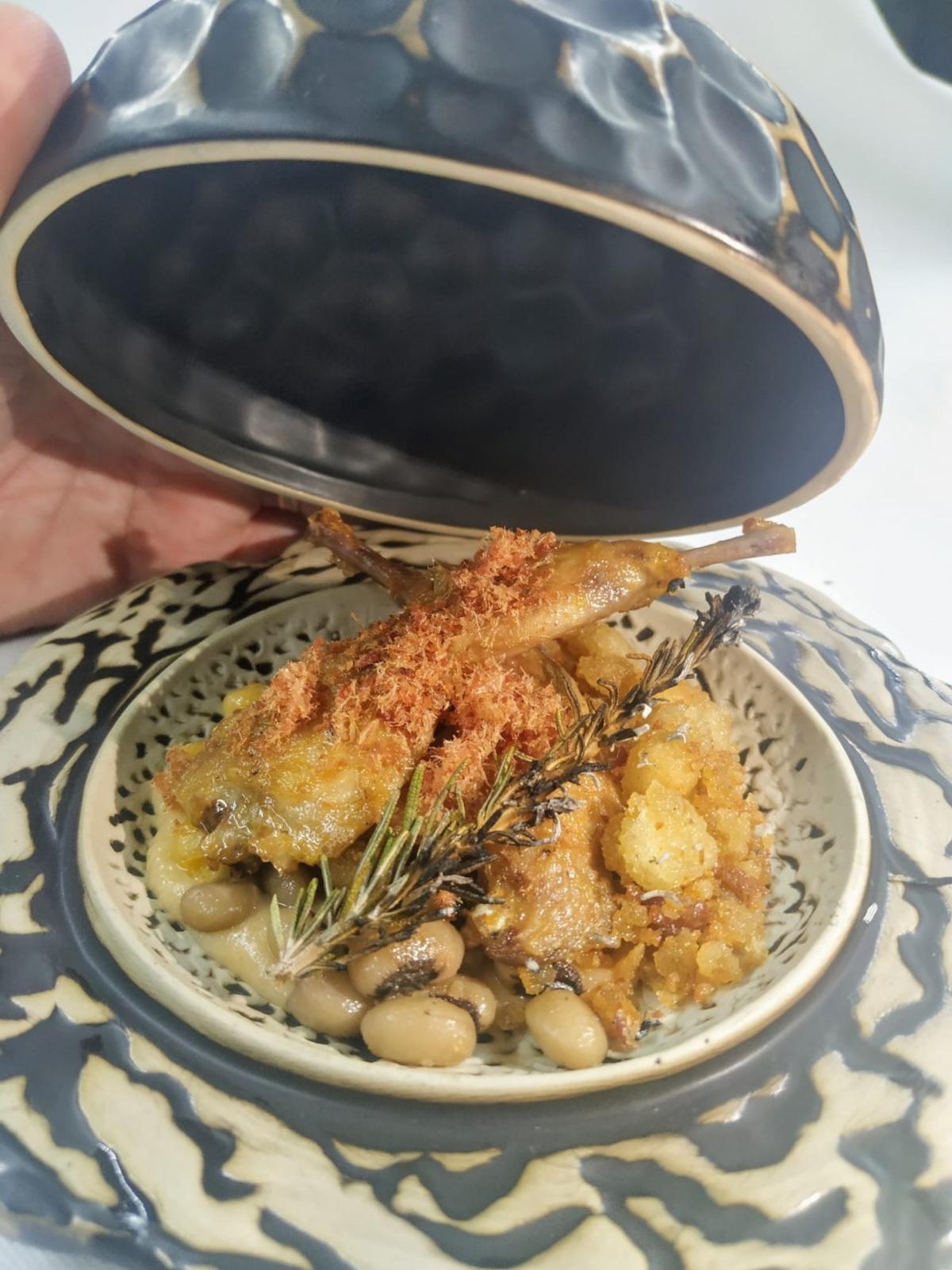"Codorniz, migas y legumbres", del restaurante Casablanca. Ganador al plato más elaborado en la Ruta de la Tapa 2020.