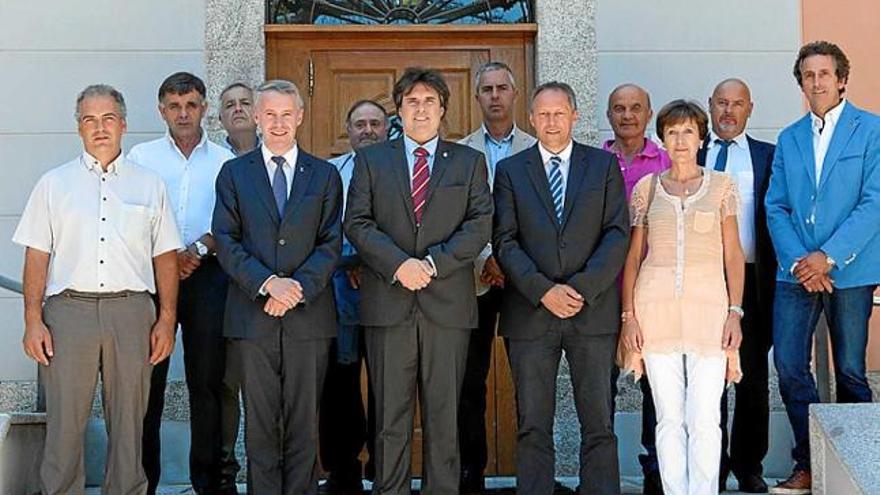 Els alcaldes de la Cerdanya amb el president de la Diputació, Pere Vila