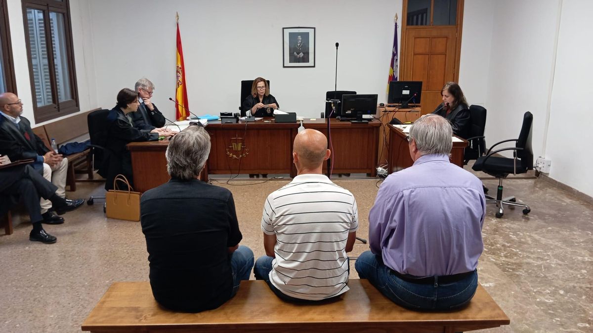 Los tres encargados de FCC acusados por la muerte de un trabajador, en el juicio celebrado en Palma.