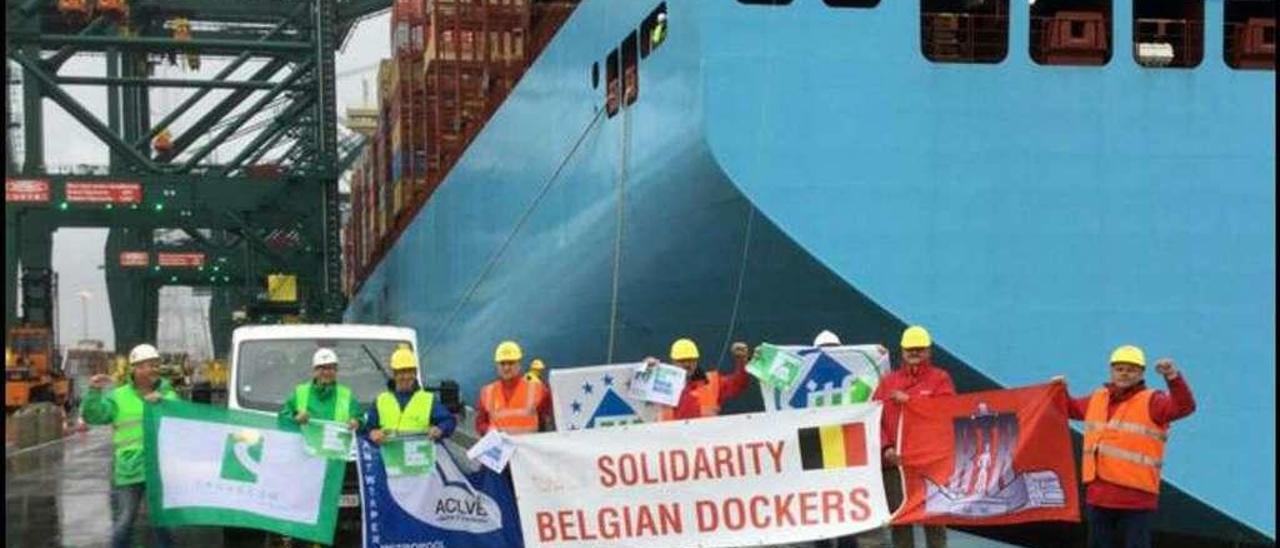 La &quot;Colla&quot; belga desatiende al nuevo coloso de la danesa  |  El conflicto de la estiba está amargando el viaje inaugural de uno de los mayores portacontenedores del mundo, el Madrid Maersk. Con capacidad para más de 20.000 contenedores, ya desvió a Tánger la escala prevista en Algeciras y ayer nada más amarrar en Amberes (Bélgica) subieron a bordo portavoces sindicales para advertirle a su capitán que los estibadores no trabajarían en solidaridad con sus colegas españoles. En la imagen, representantes de la Colla belga de la ITF y de los sindicatos BTB-ABVV, ACV Transcom y ACLVB, protestan ayer delante del megabuque.