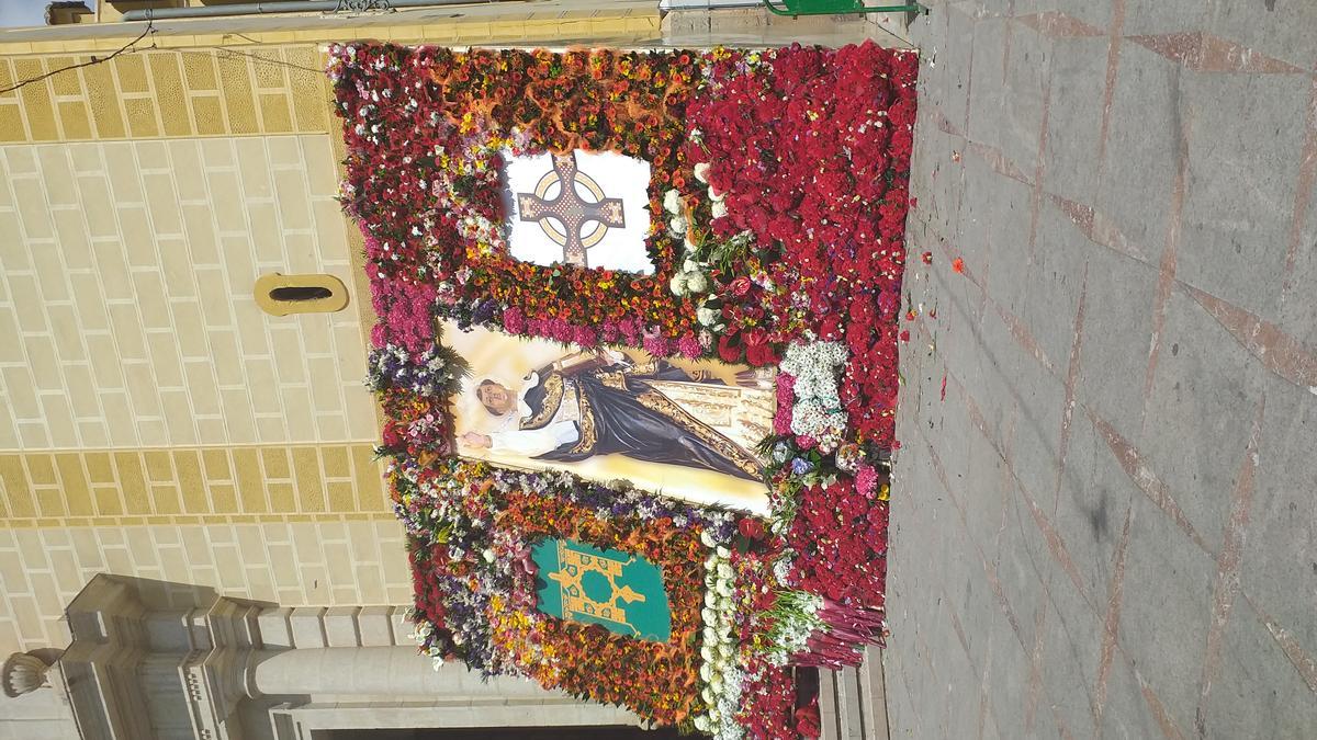 La Ofrenda de Flores al Patrón en los días de las fiestas Patronales.