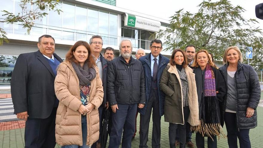 El alcalde de Coín, Fernández Tapia (en el centro), junto a dirigentes del PP en el hospital del Guadalhorce.