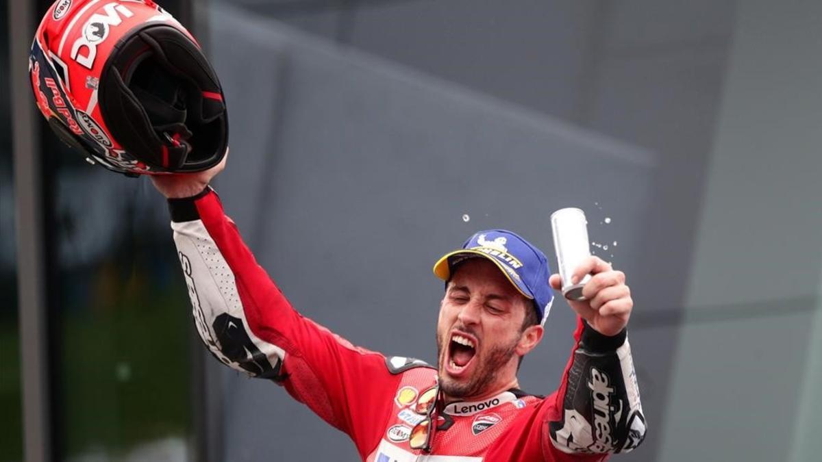 Andrea Dovizioso celebra, en Spielberg (Austria), su victoria ante Marc Márquez (Honda).