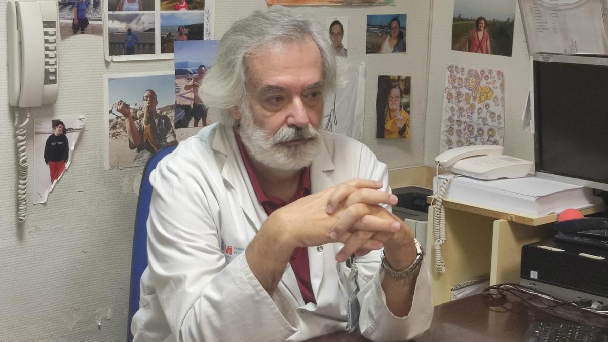 El doctor Moldenhauer en su consulta.