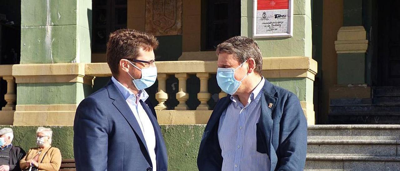 Enrique Fernández y José Ramón Feito, ayer, delante del Ayuntamiento de Tineo. | D. Á.