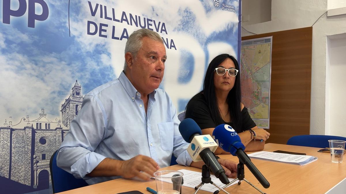 Manuel Lozano, portavoz del PPde Villanueva, en sala de prensa.