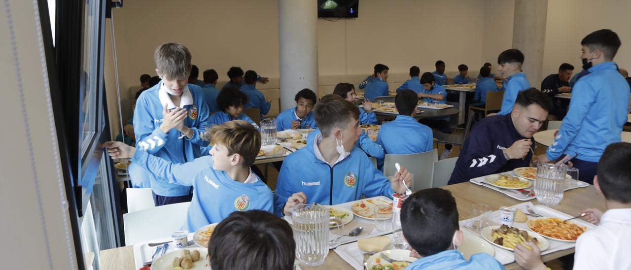 Los jugadores del CE L’Hospitalet comiendo en una residencia de estudiantes de Montecerrao. | Fernando Rodríguez