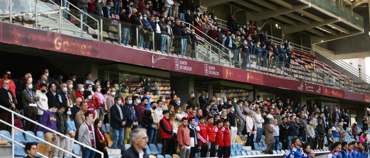 Aficionados en el acto en recuerdo de Cholo al inicio del partido.  | // G. S.