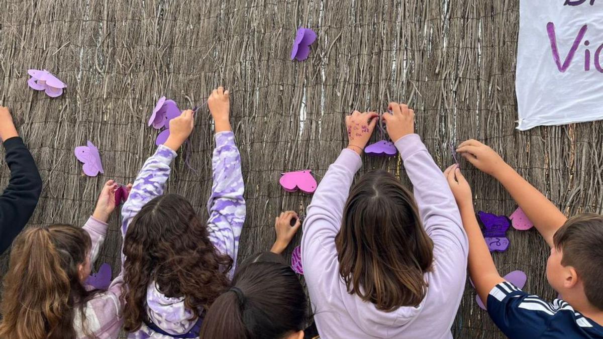  Los escolares cuelgan sus lepidópteros en la entrada. 