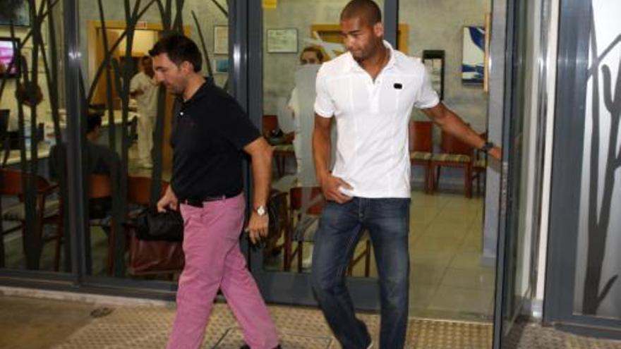 Onyewu saliendo de Clínicas Rincón.