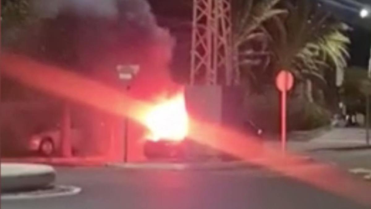 Arde un coche en Vecindario (22/03/23)