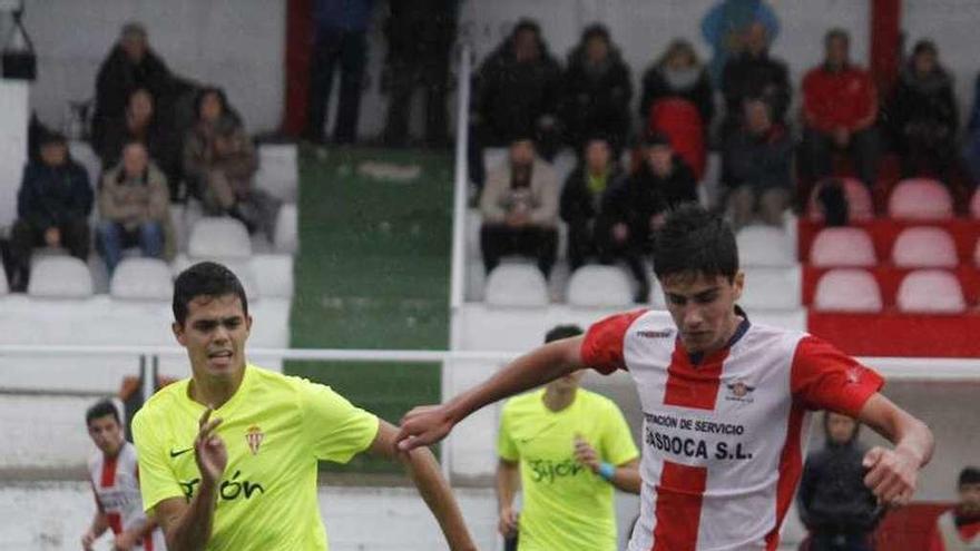 Una acción del duelo entre el Alondras y el Sporting. // Santos Álvarez