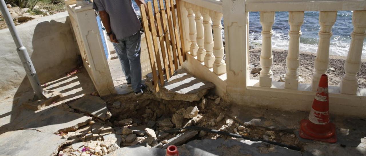 Destrozos causados por la gota fría en los accesos a las calas desde la Finca Adoc.