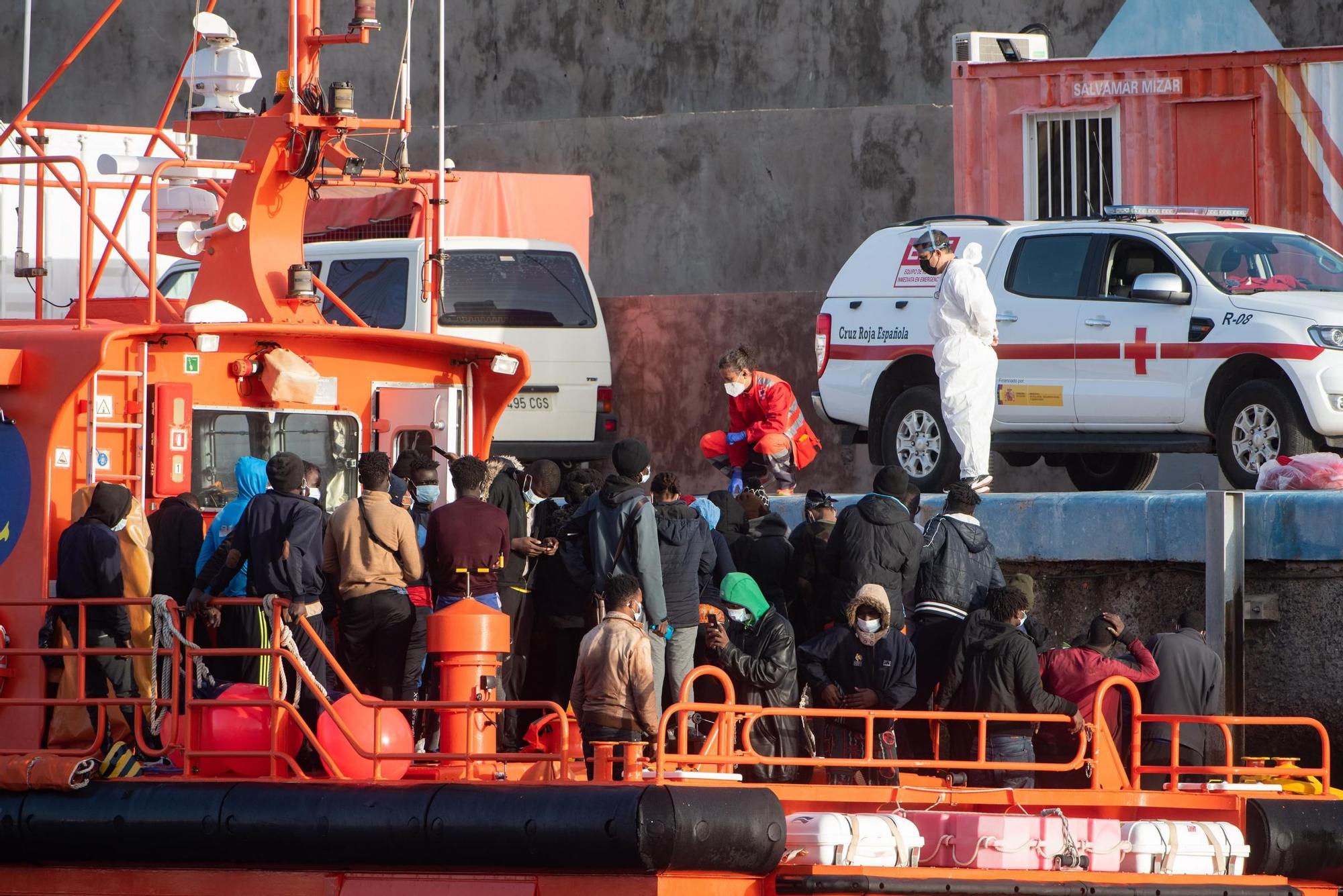 Salvamento rescata a un bebé nacido en una lancha a 44 kilómetros de Canarias