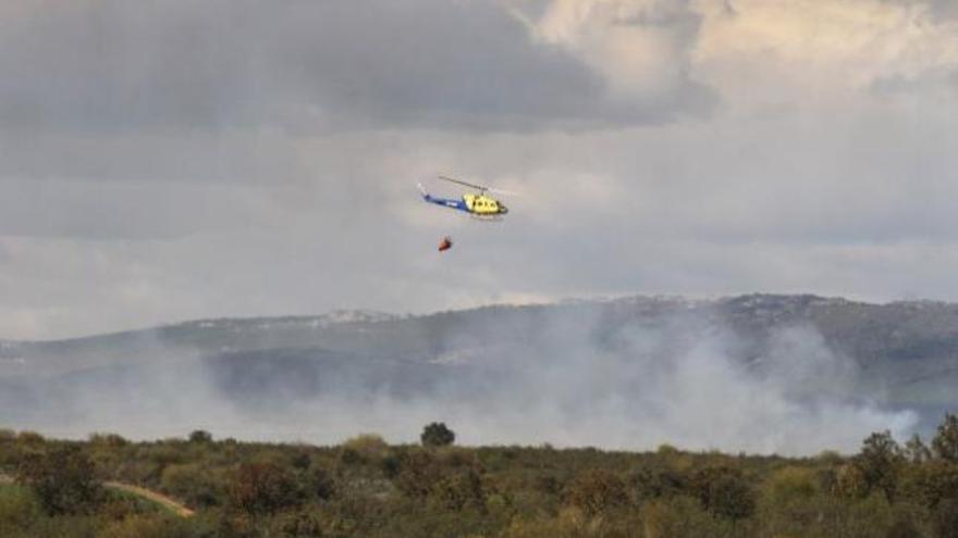 Uno de los helicópteros interviene en las labores de extinción del incendio de ayer en Puercas.