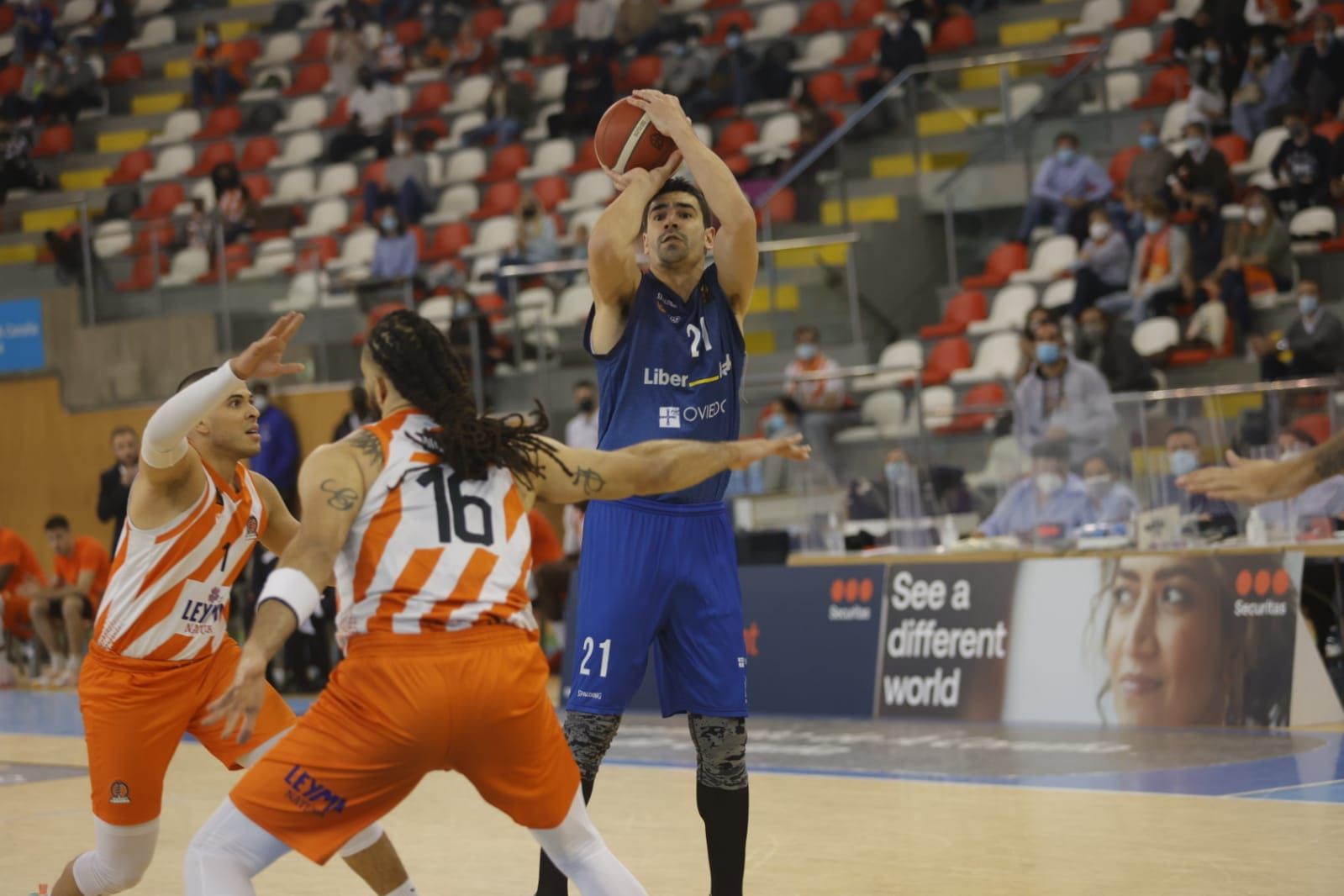 Las mejores imágenes del enfrentamiento entre el Leyma Coruña y el Liberbank Oviedo Baloncesto