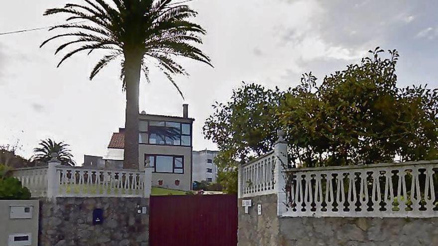 La vivienda antes del inicio de las obras, con la palmera que se rompió al intentar transplantarla