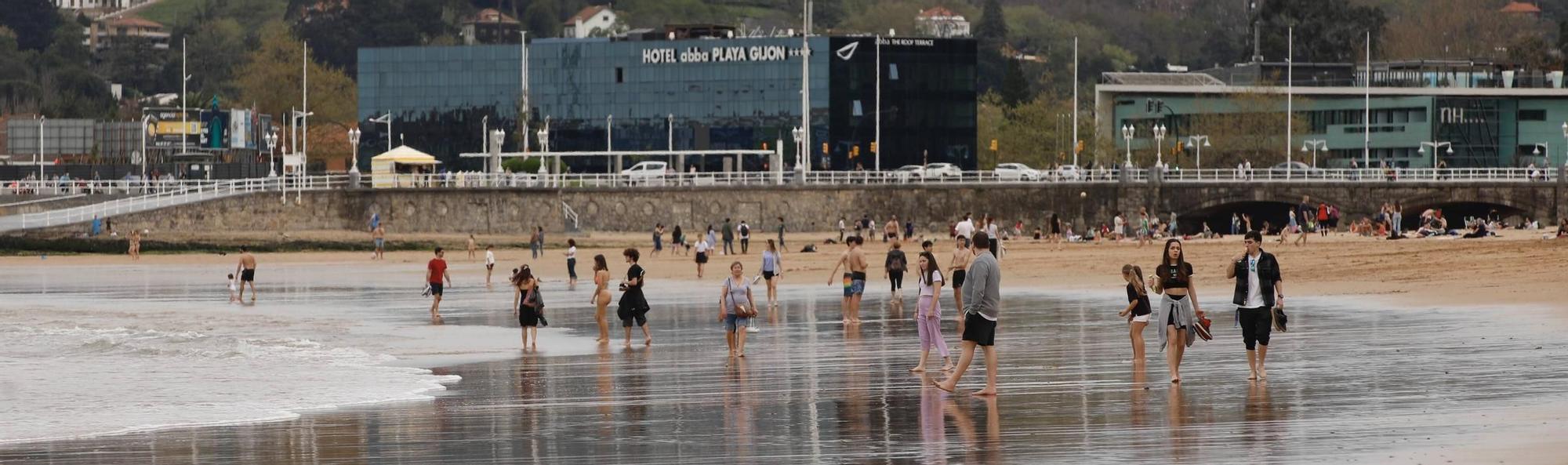 Gijón disfruta del calor primaveral (en imágenes)