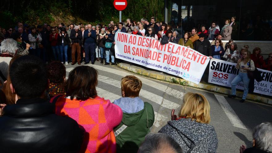 Cientos de personas rodean el centro de salud de Cangas por una sanidad pública que cubra las necesidades