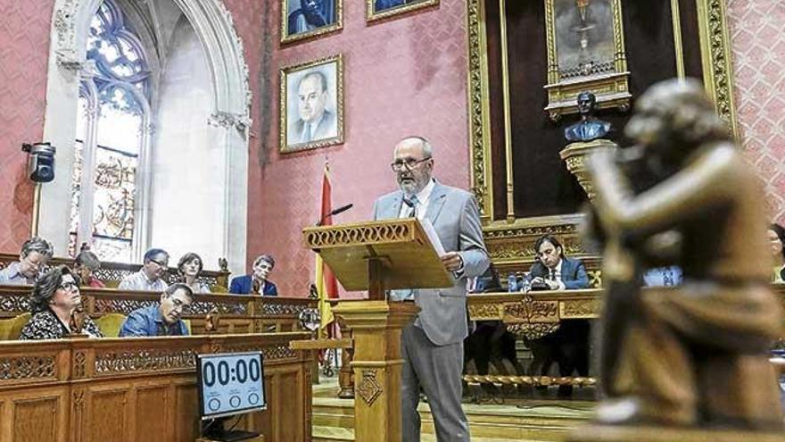 El presidente del Consell, Miquel Ensenyat, durante su discurso de ayer en la institución insular.