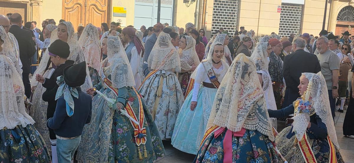 Todo preparado para la Procesión. Primero, las comisiones de falla