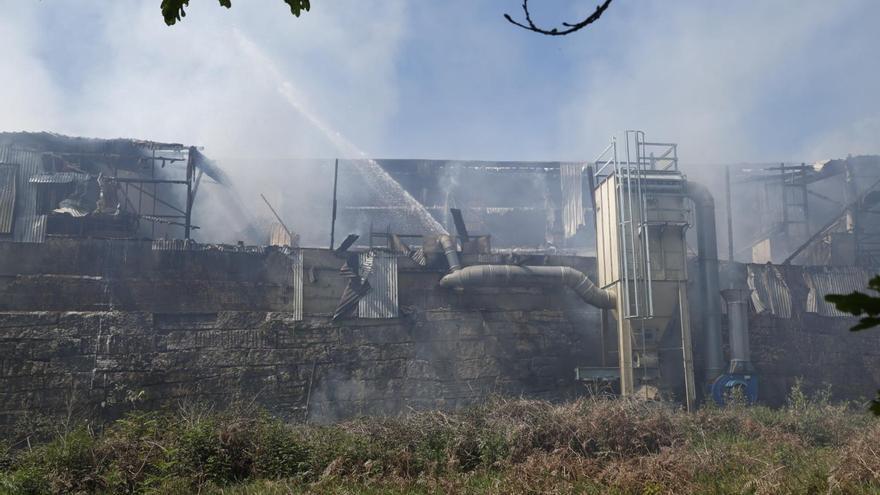 Un incendio calcina una nave de madera en Vigo