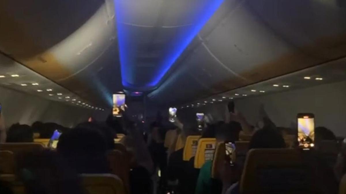 Turistas procedentes de Manchester montan una fiesta en un avión con destino a Ibiza.