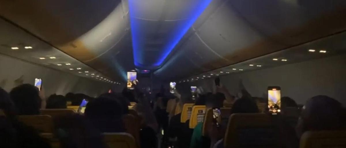 Turistas procedentes de Manchester montan una fiesta en un avión con destino a Ibiza.